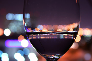 Weinglas in romantischer Umgebung