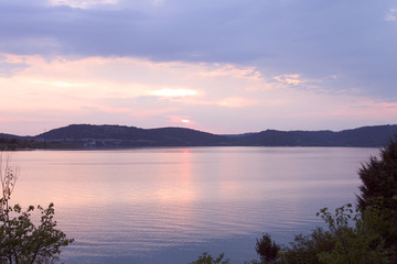 Obraz na płótnie Canvas Zachód słońca nad jeziorem