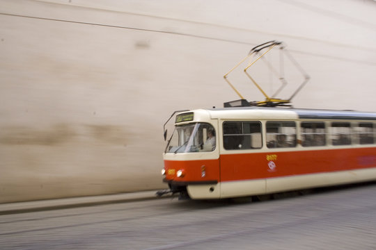 rote tram von rechts