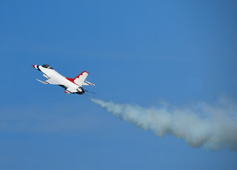 f-16 fighter jet climbing