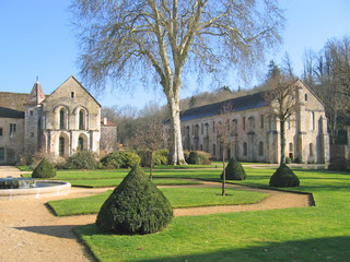 Fototapeta na wymiar Kościół i jego ogród, fonteney francuskiej opactwo, france