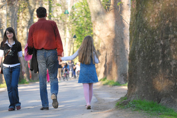 Obraz premium daughter and father walking outside