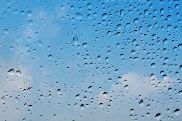 bulles sur fond de ciel bleu