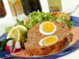 gefülltes hackfleisch mit paprika-soße und eiern