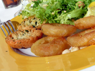 frisch frittierte tintenfischringe
