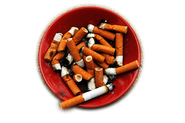 cendrier débordant de cigarettes