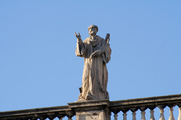 Fototapeta na wymiar Detail of the statues surrounding the St. Peter's Square