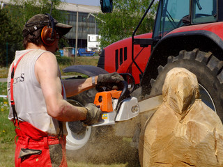 man mit kettensäge