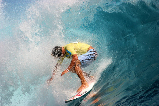 surfeur teahupoo
