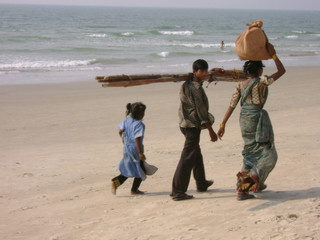 funambules  indiens a la plage