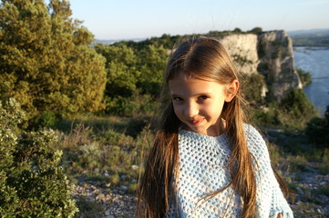 enfant sur la falaise