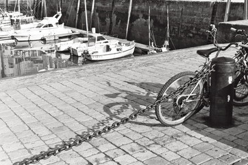un vélo sur le port