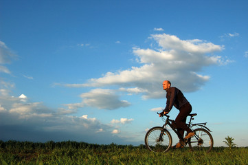 Obraz premium man riding his bike
