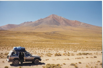 four wheels jeep stopped in the desert, uyuni, bolivia