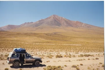 Tuinposter four wheels jeep stopped in the desert, uyuni, bolivia © Thomas Pozzo di Borgo