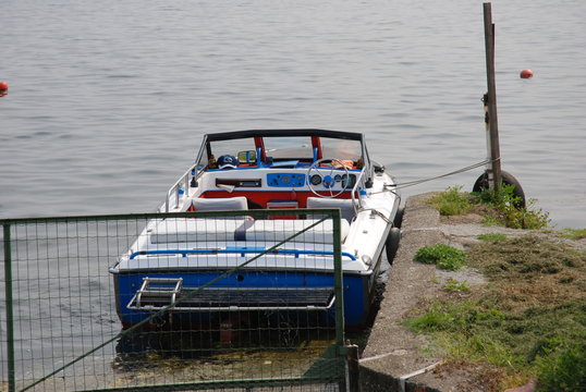 imbarcazione blu