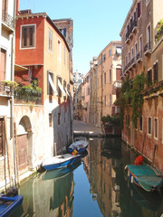 Fototapeta na wymiar gondola i małe łodzie na mały kanał wody, Wenecja, italia