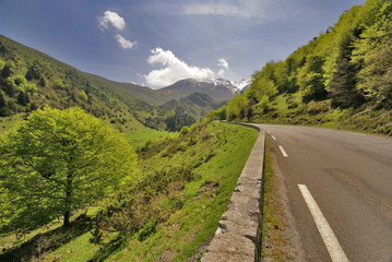 la route vers les montagnes