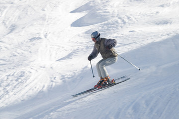 Plakat narciarz z bieguna narciarskich na śniegu