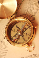 Fototapeta na wymiar antyczny mosiądz kompasu nad starą mapę