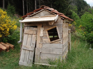 la cabane faite de vieilles planches, de tuiles et d'un cheneau