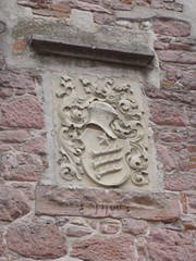 blason ornant une porte médiévale