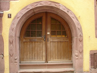 Fototapeta na wymiar jolie porte d'une maison alsacienne