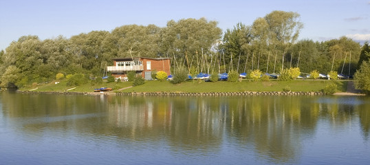 Fototapeta premium lake boathouse arrow valley redditch
