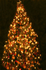Weihnachtsbaum, großer Christbaum mit Lichtern und Kugeln, Copyspace, Hochformat