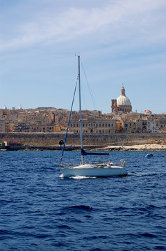 Segelboot vor La Valetta, Malta