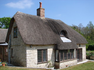 thatched roof cottage in dorset
