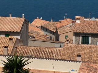 mallorca, altstadthäuser über dem meer