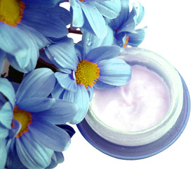 Obraz na płótnie Canvas niebieski pojemnik kosmetycznych krem ??nawilżający z kwiatami