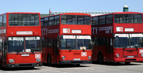 Fototapeta na wymiar 3 autobus inglesi