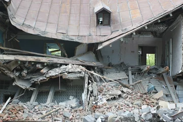 Cercles muraux Rudnes demolished house