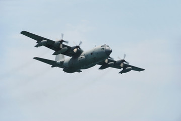 Fototapeta na wymiar c-130 wojskowy samolot transportowy
