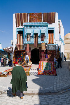 negozio di tappeti nel souk di kairouan