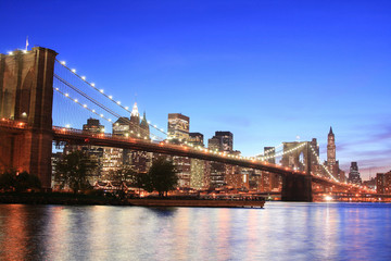 Naklejka na ściany i meble Brooklyn Bridge i Manhattan Skyline w nocy