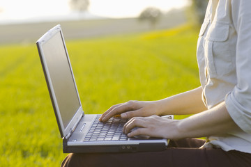 mit laptop auf der wiese
