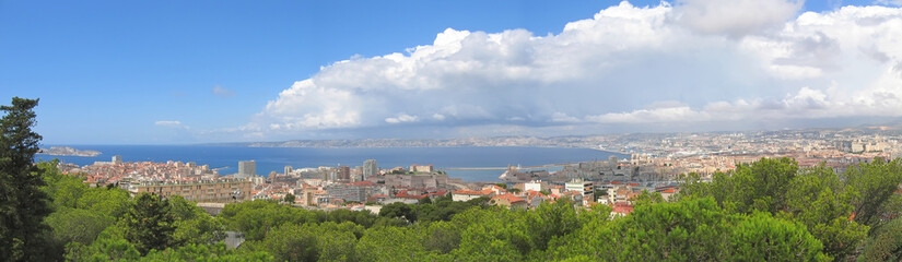 Fototapeta na wymiar krzyż na pierwszym planie z miastem i Morza Śródziemnego, marsei
