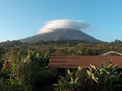 arenal, vulkan mit wolkendecke