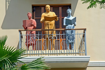 singers statues