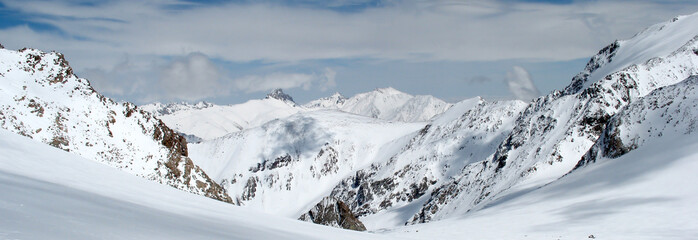Fototapeta na wymiar panorama of winter mountains in caucasus