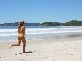 Fototapeta na wymiar jogging na plaży