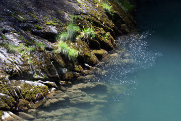 la roche dans l'eau