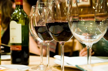 Papier Peint photo Lavable Vin verres de vin au restaurant