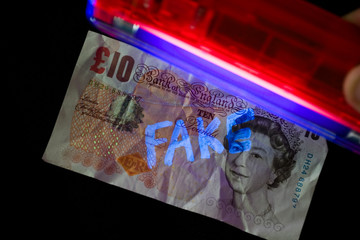 ten pound note under uv light