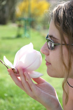 jeune fille au magnolia