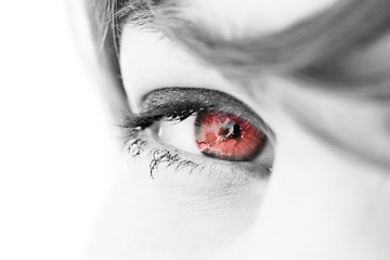 oeil regard de femme battue rouge violence