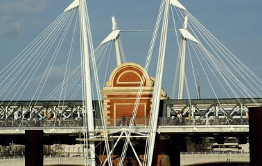 Fototapeta premium charing cross pedestrian bridge